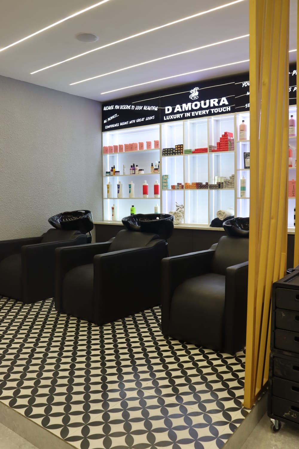 D Amoura Unisex Luxury Salon